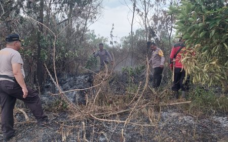 Kapolsek Tapung Berjibaku Memadamkan Karhutla di Desa Karya Indah