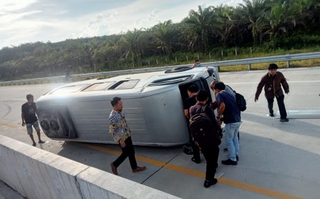 Terbalik, Mobil Mini Bus Membawa Dosen Universitas Pahlawan Kecelakaan di Tol Pekanbaru-Bangkinang
