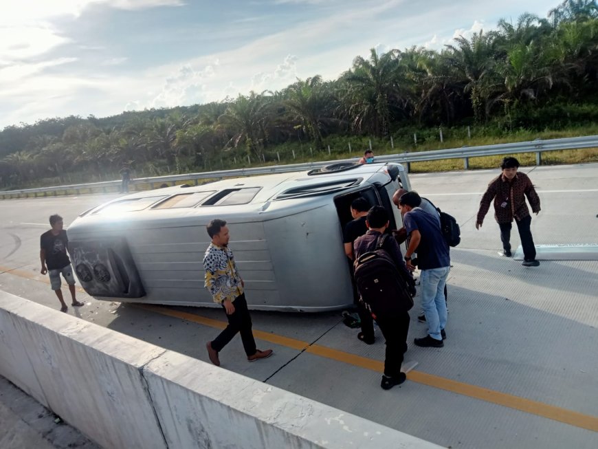 Terbalik, Mobil Mini Bus Membawa Dosen Universitas Pahlawan Kecelakaan di Tol Pekanbaru-Bangkinang