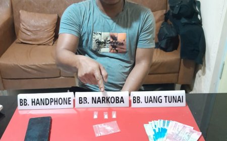 Asyik Duduk Depan Rumah, Pelaku Narkoba Tidak Berkutik Saat Ditangkap