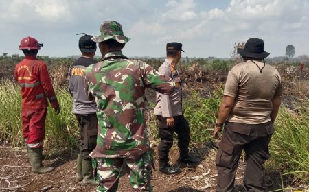 Lahan Gambut Terbakar di Desa Karya Indah, AKBP Ronald Langsung Tinjau Pemadaman Karhutla
