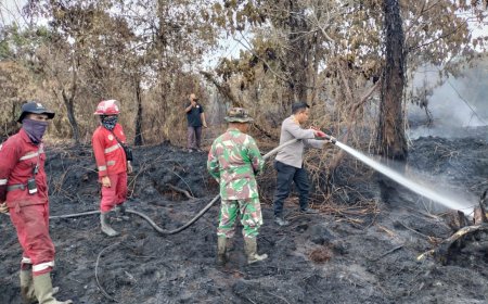 Polsek Tambang Lakukan Pendinginan Karhutla di Desa Rimbo Panjang