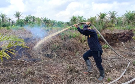 Minimnya Sumber Air, Polsek Tapung Tidak Patah Semangat Padamkan Karhutla