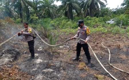 Lagi, Polsek Tambang Berjibaku Memadam Api di Lahan Gambut