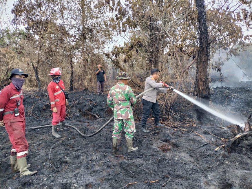Polsek Tambang Lakukan Pendinginan Karhutla di Desa Rimbo Panjang