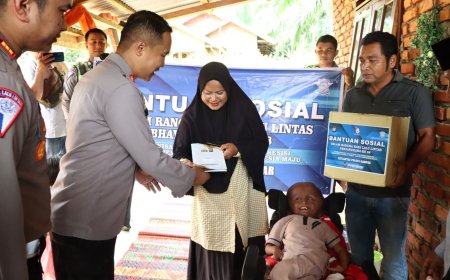 Jelang Hari Lalu Lintas Bhayangkara ke 68, Kapolres Kampar Berikan Bantuan Sosial Kepada Kaum Rentan