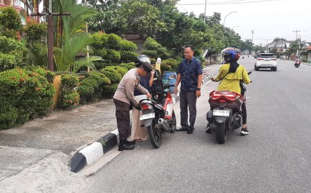 Polisi Bantu Warga Yang Motornya Mogok di Tepi Jalan, Warga Puji Aksi Polisi Ini