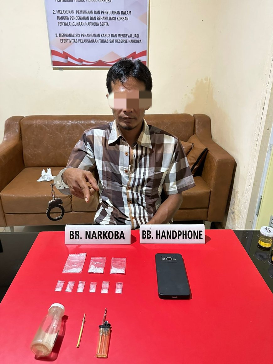 Asyik Duduk, Warga Teluk Paman Dibekuk Satnarkoba Polres Kampar