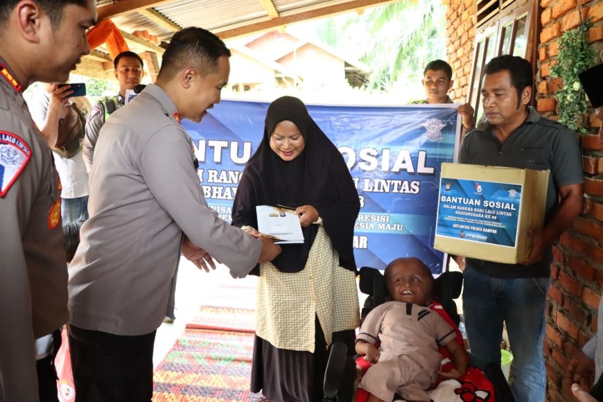 Jelang Hari Lalu Lintas Bhayangkara ke 68, Kapolres Kampar Berikan Bantuan Sosial Kepada Kaum Rentan