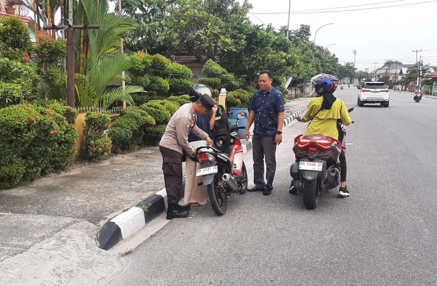 Polisi Bantu Warga Yang Motornya Mogok di Tepi Jalan, Warga Puji Aksi Polisi Ini