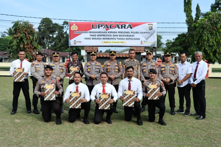 6 Anggota dan 2 Masyarakat Terima Penghargaan dari Kapolres Kampar