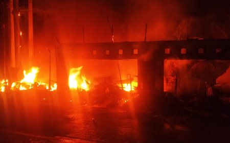 Si Jago Merah Mengamuk, 5 Unit Toko dan Tempel Benen Hangus Terbakar