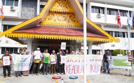 Datangi KPU Provinsi Riau, Massa Tuntut Agar Peserta Pemilu 2024 Serius Tangani Krisis Iklim.