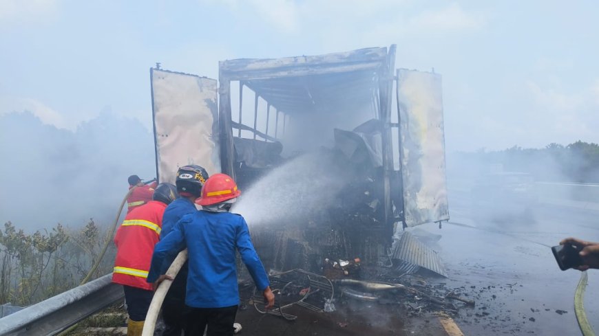 Tronton Box JNE Terbakar di Tol Permai 