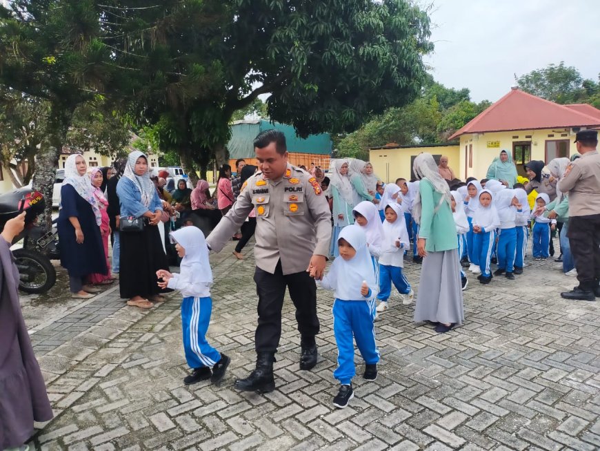 74 Anak-anak TK Kunjungi Polsek Tambang, Ingin Tahu Tugas Polisi