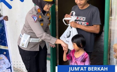 Jumat Berkah, Satlantas Bagi Sembako Untuk Mengurangi Beban Masyarakat