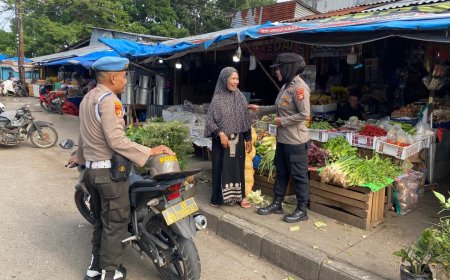 Polsek Bangkinang Kota Patroli dan Sambang Pedagang Kaki Lima di Pasar Inpres Bangkinang Untuk Sosialisasi Pemilu Damai 2024.
