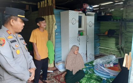 Suasana Hari Natal Kapolsek Tambang Sambangi dan Beri Bantuan Kepada Warganya