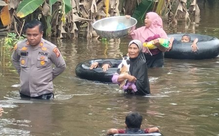 AKP Marupa Rela  Arungi Banjir Untuk Memberikan Bantuan Sembako