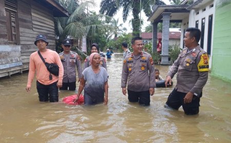 30 Persen Desa Kampung Pinang Terendam Banjir, Ini Yang Dilakukan Kapolsek Perhentian Raja