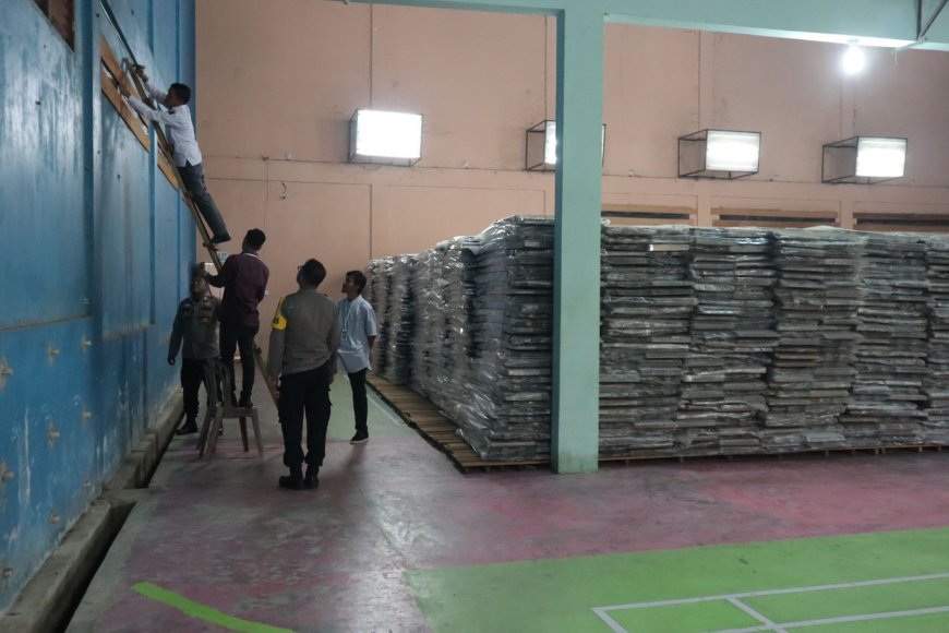 Pesonil Polres Kampar Antisipasi Kerusakan Logistik Pemilu di Musim Hujan
