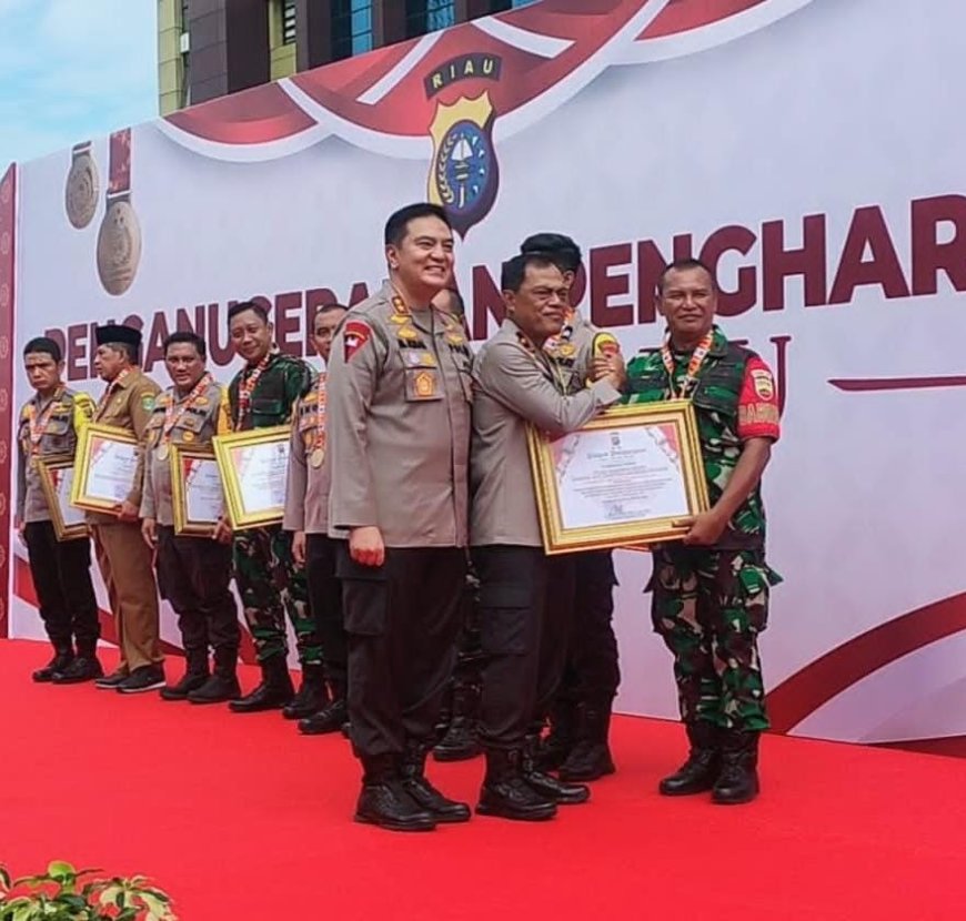 Peltu M Sitepu Babinsa Koramil 10 Kuntudarusalam mendapat penghargaan Babinsa terbaik se Provinsi Riau oleh Kapolda Riau Tahun 2023