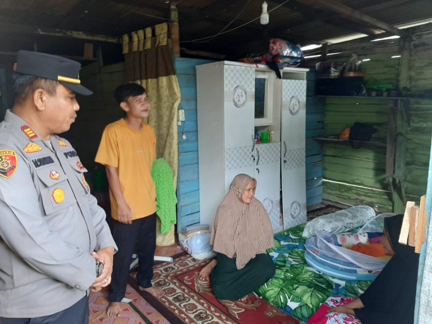 Suasana Hari Natal Kapolsek Tambang Sambangi dan Beri Bantuan Kepada Warganya