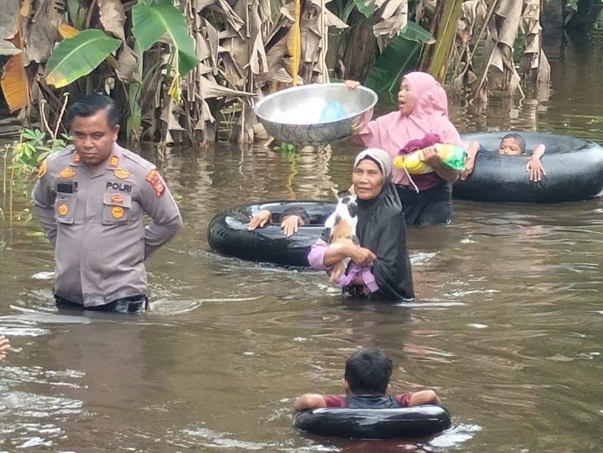 AKP Marupa Rela  Arungi Banjir Untuk Memberikan Bantuan Sembako