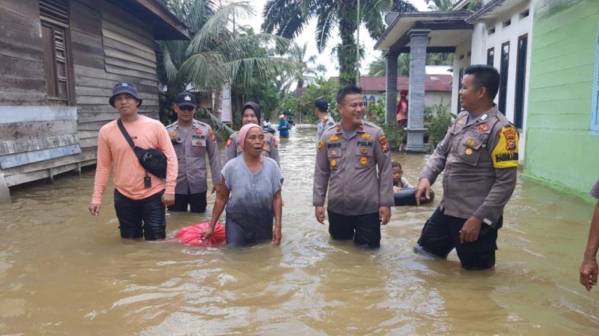 30 Persen Desa Kampung Pinang Terendam Banjir, Ini Yang Dilakukan Kapolsek Perhentian Raja