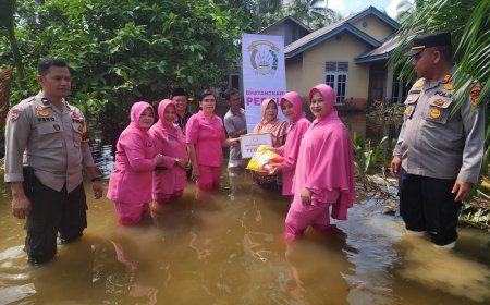 Kapolsek Bersama Bhayangkari Ranting Tambang Bantu Korban Banjir di Desa Kuapan