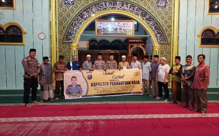 Ingin Cetak Generasi Religius, Polsek Perhentian Raja Waqaf Al-Quran Usai Sholat Subuh