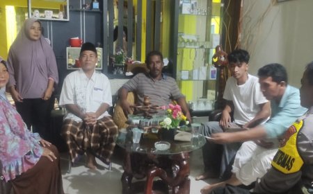 Malam-malam, Bhabinkamtibmas Polsek Tambang Sambangi Warga Menyampaikan Pemilu Damai