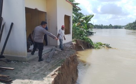 Gerak Cepat, Kapolsek Tambang Langsung Tinjau dan Bantu Dua Korban Rumah Longsong ke Sungai