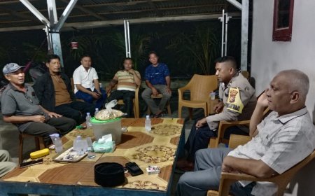Hingga Malam, Bhabinkamtibmas di Perhentian Raja ini Masih Sambangi Warganya