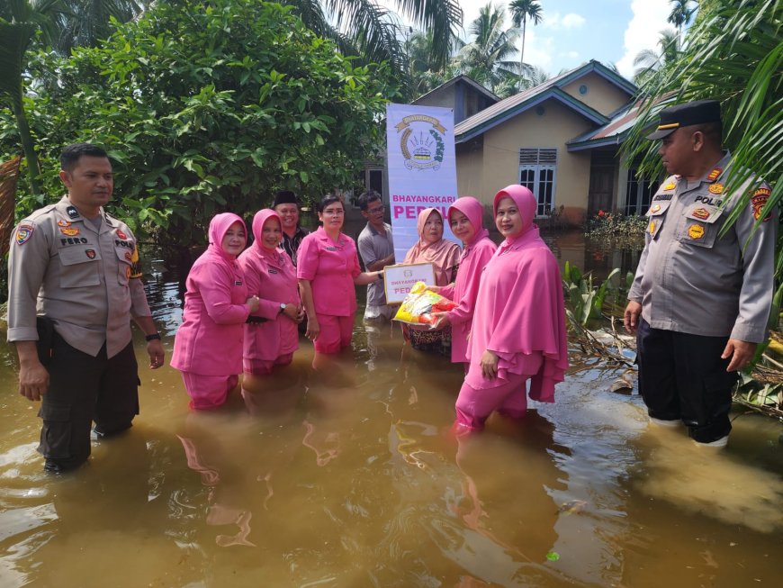 Kapolsek Bersama Bhayangkari Ranting Tambang Bantu Korban Banjir di Desa Kuapan