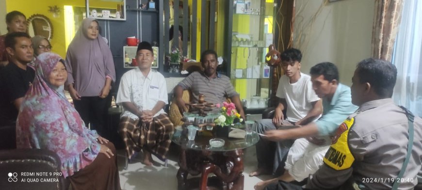 Malam-malam, Bhabinkamtibmas Polsek Tambang Sambangi Warga Menyampaikan Pemilu Damai