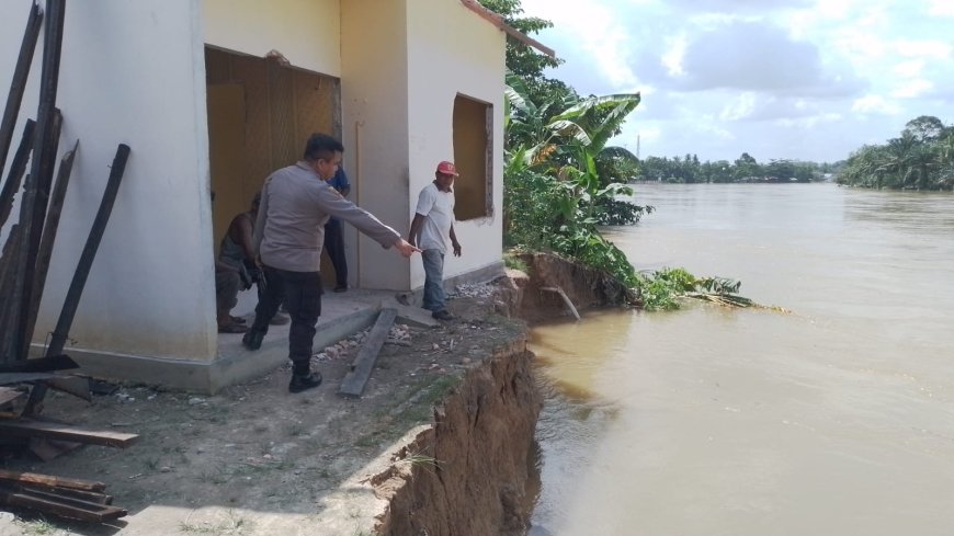 Gerak Cepat, Kapolsek Tambang Langsung Tinjau dan Bantu Dua Korban Rumah Longsong ke Sungai