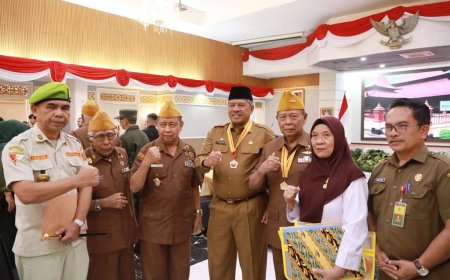 Bupati Siak Alfedri Terima Tanda Bintang Dari Legiun Veteran RI