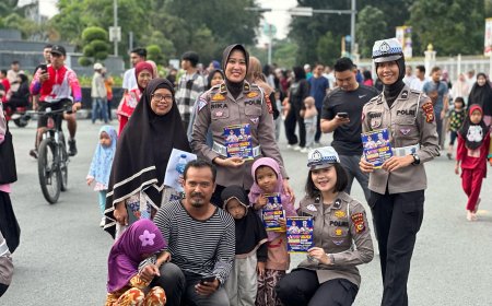 Polwan Ditlantas Polda Riau libatkan para pengunjung Car Free Day Dalam Cooling System