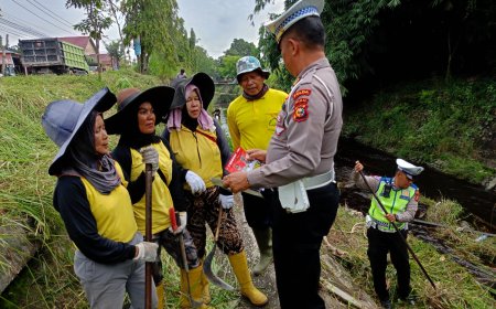 Ditlantas Polda Riau Sampaikan Pesan Kamseltibcarlantas dan Pemilu Damai Melalui Gotong Royong