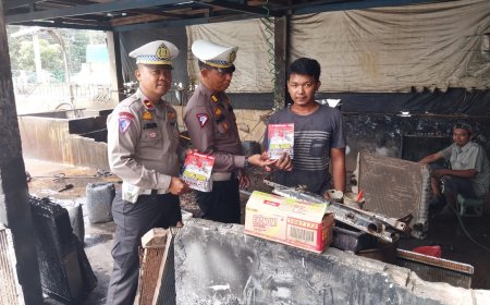 Jelang Pemilu 2024, Personil Ditlantas Polda Riau Sambangi Bengkel Radiator Sampaikan Pesan Pemilu Damai yang Berkeselamatan