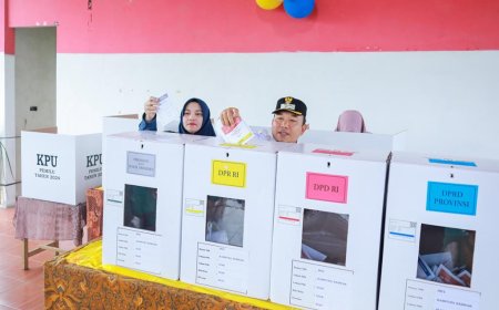 Wakil Bupati Siak Bersama Istri Nyoblos di TPS 1 Kelurahan Rempak