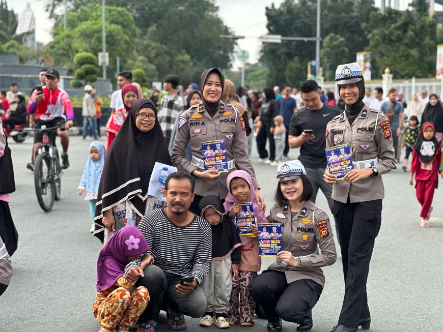Polwan Ditlantas Polda Riau libatkan para pengunjung Car Free Day Dalam Cooling System
