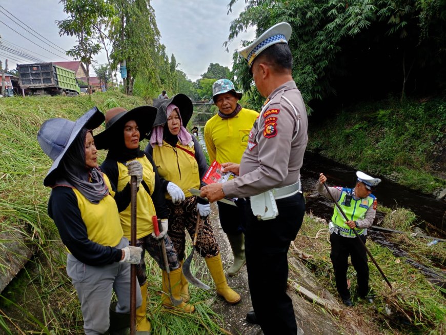 Ditlantas Polda Riau Sampaikan Pesan Kamseltibcarlantas dan Pemilu Damai Melalui Gotong Royong