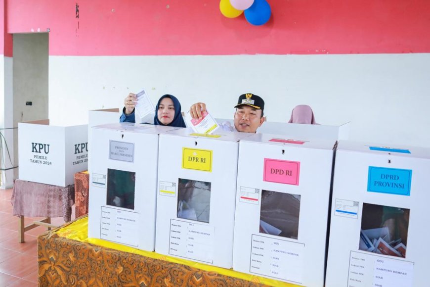 Wakil Bupati Siak Bersama Istri Nyoblos di TPS 1 Kelurahan Rempak