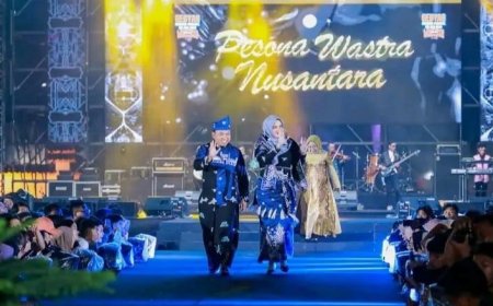 Wabup Siak Husni Merza dan Istri Tampil Gagah dan Anggun Kenakan Busana Karya Anak Siak Lulusan SMK Pariwisata