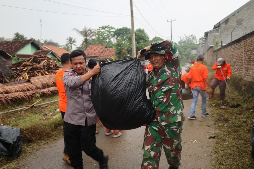 Densus 88 AT Polri dan Polda Banten Aksi Sosial Peduli Lingkungan