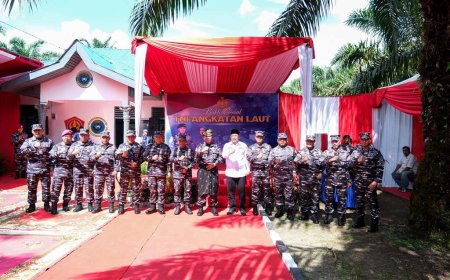 Kasal Laksamana Muhammad Ali Bersama Bupati Siak Alfedri Bagi-bagi Sembako