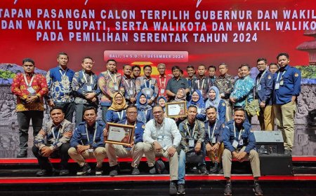 KPU Riau Diberi Dua Penghargaan Sebagai Satker Terbaik