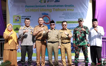 Sekda Siak Arfan Usman Tinjau Warga Yang Berulang Tahun Mendapatkan Pemeriksaan Kesehatan Gratis Di Puskesmas Bungaraya